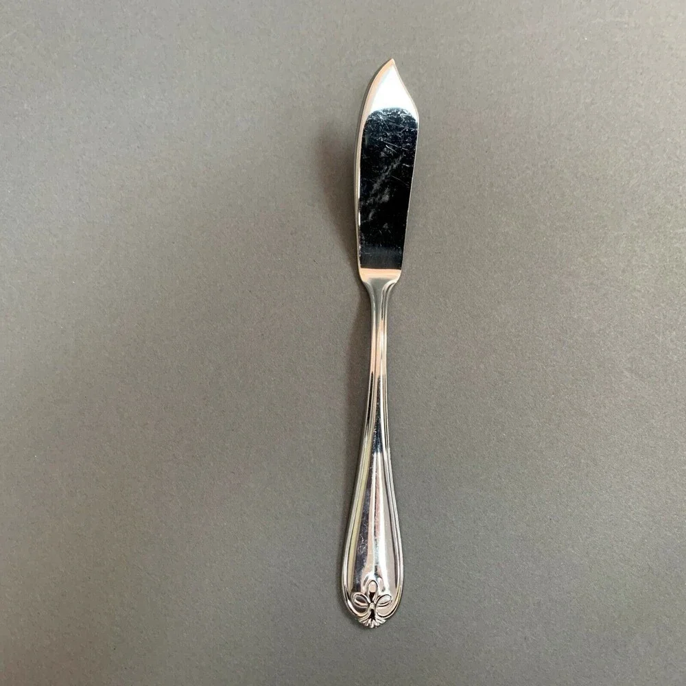 Reed‎ & Barton Ribbon Crest Butter Knife 18/10 Stainless Steel Flatware 6 3/4